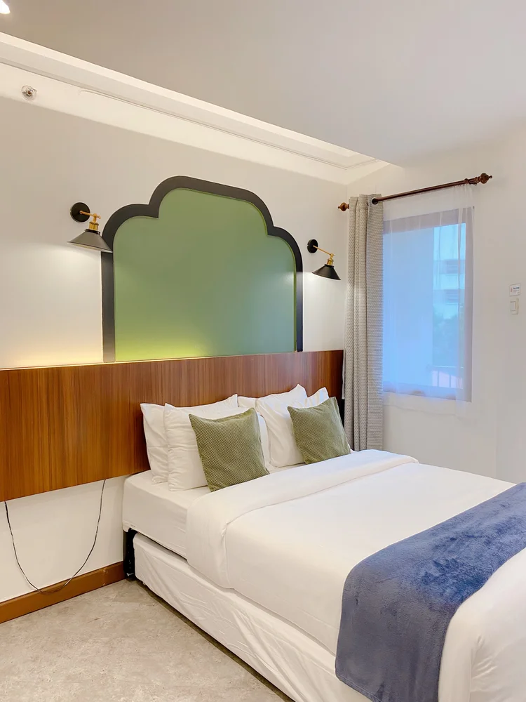 Saigon: A sliding bed with AC in the bed area; the lower half pulls out as a separate bed.