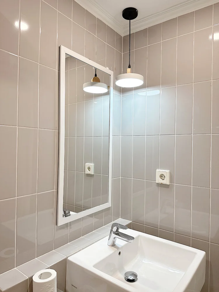Jeju: The same soap and shampoo are stocked in the bathroom, the standard in every unit.