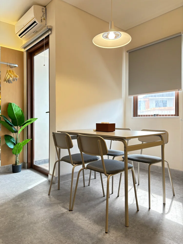 Helsinki: Dining table by the window, seating enough for 4.