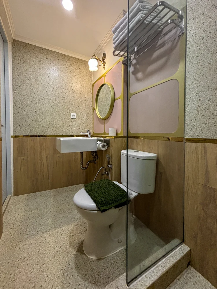 Batavia: Bathroom with a hot-water shower, cleaned by our own team to CHSE standard before every check-in.
