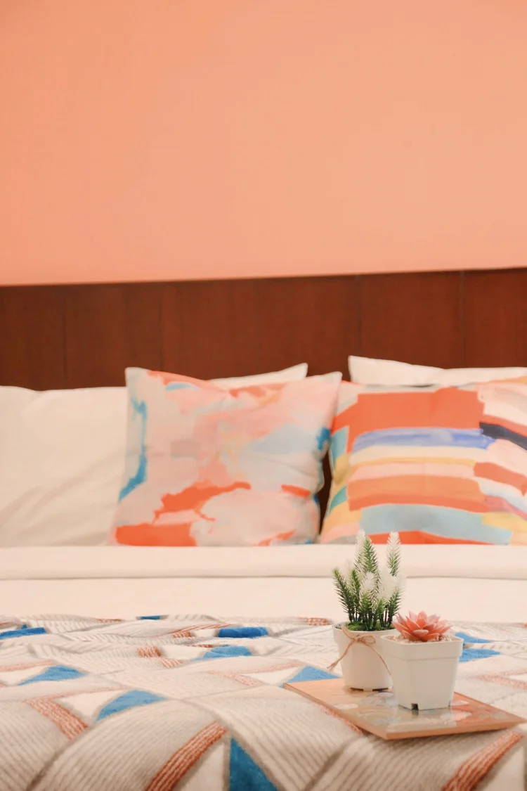 Havana: White sheets with colorful cushions, the same sheet standard in all our units.