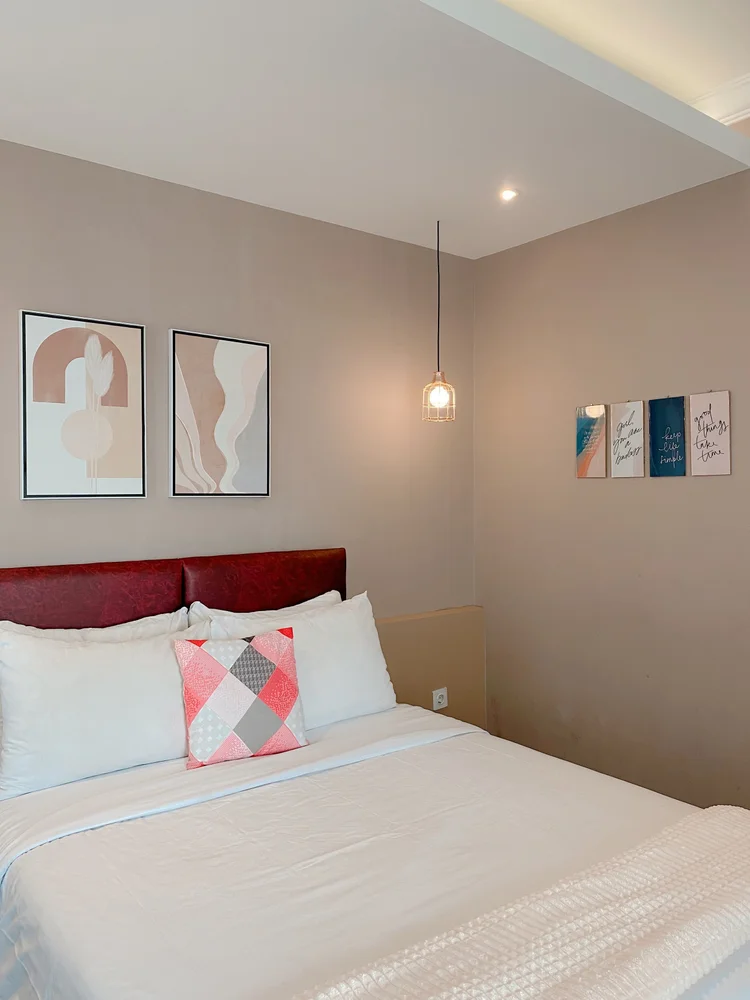 Oslo: White sheets on every bed, the same standard in all our units.