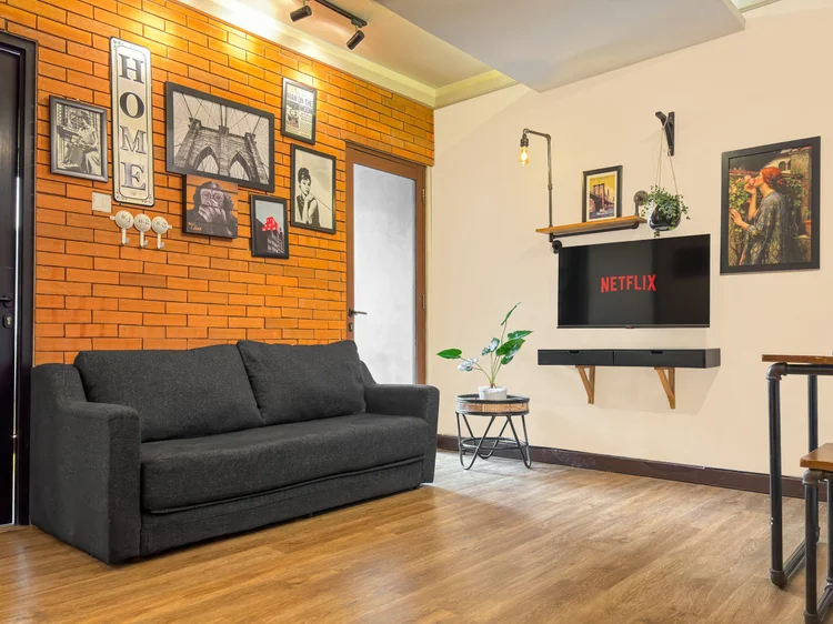 Brooklyn: Instagramable Urban: exposed brick, black frames and a TV with Netflix.