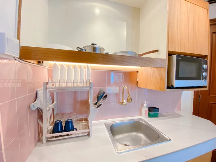 Madison: Open kitchen: microwave, dish rack and basic cooking tools are all there.