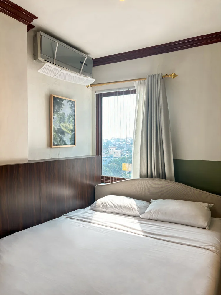 Kensington: White sheets on every bed in Kensington, the same standard in all our units.