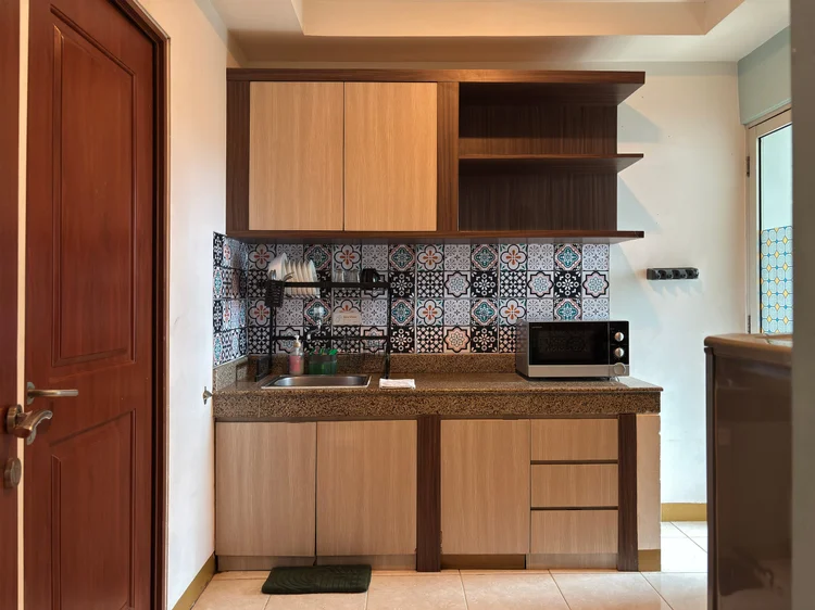 Honolulu: Enclosed kitchen with a microwave, sink and cabinets, so cooking stays out of the living room.