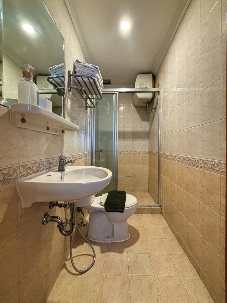 Marseille: Bathroom with a hot-water shower and clean towels for every guest.