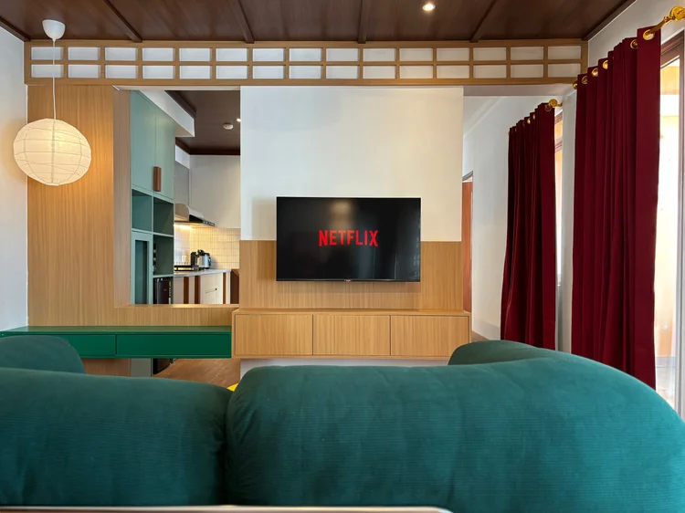 Incheon: Smart TV with Netflix: movie night without crowding round one phone.