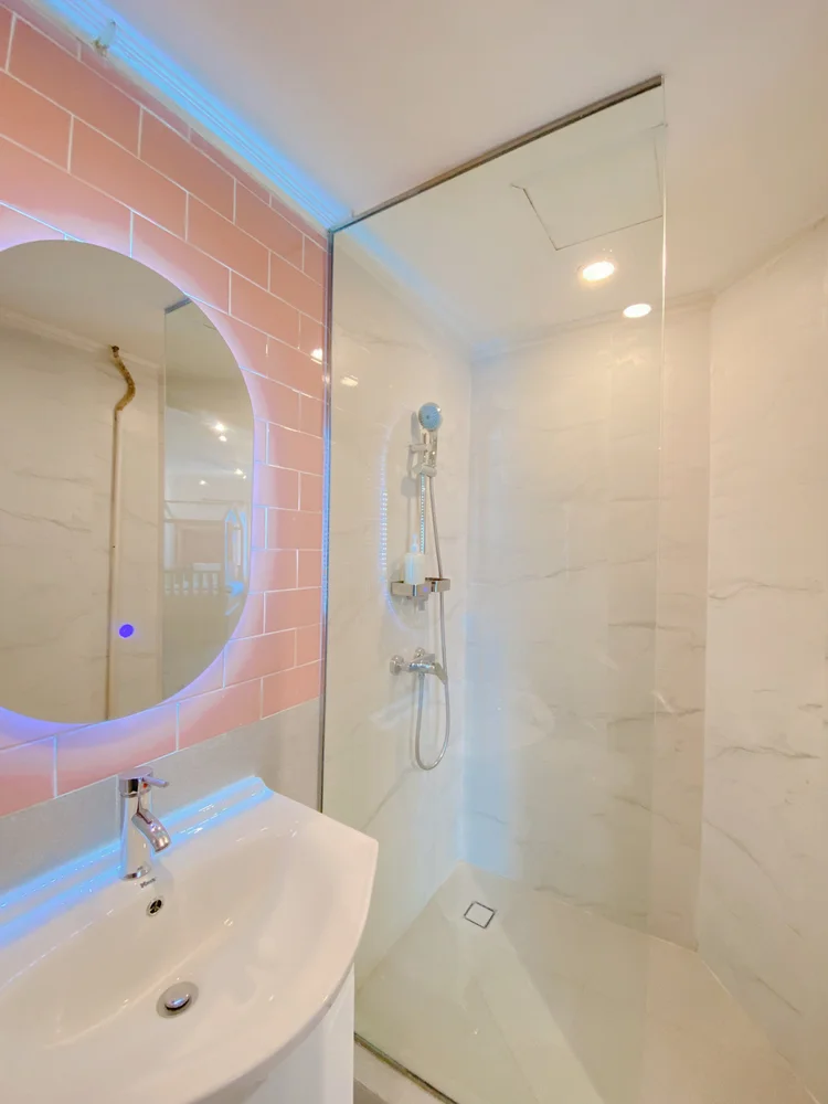 Madison: Bathroom with a hot shower, cleaned to CHSE standard before every check-in.