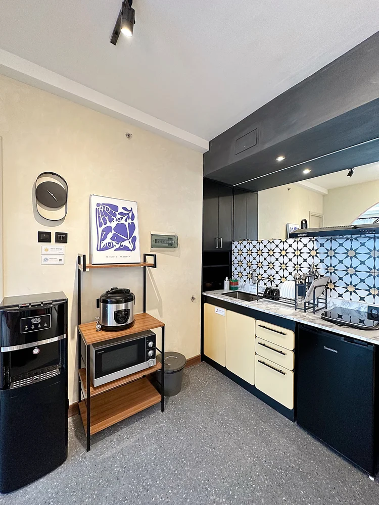 New York: Open kitchen: induction stove, microwave, rice cooker and fridge.