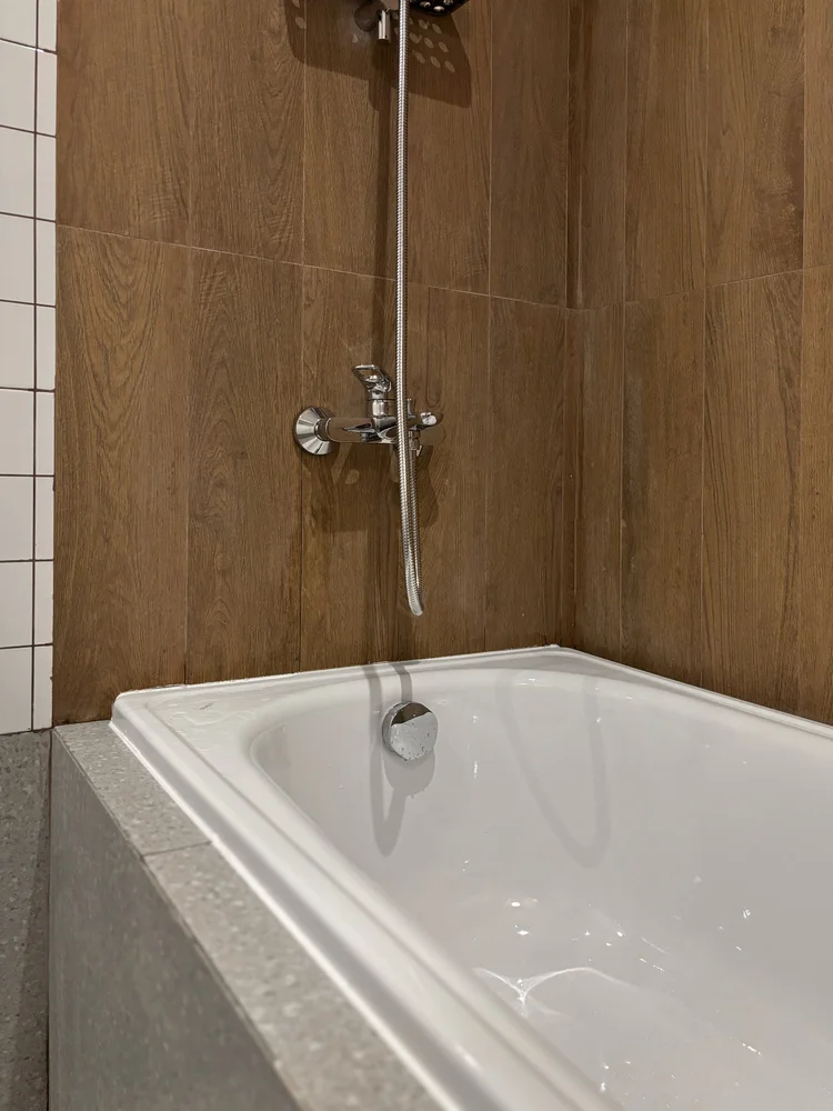 Incheon: A bathtub with hot water, for a long soak after a day out.