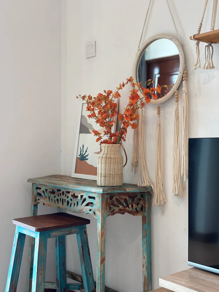 Honolulu: Console table with a mirror and dried flowers, a warm touch beside the TV.