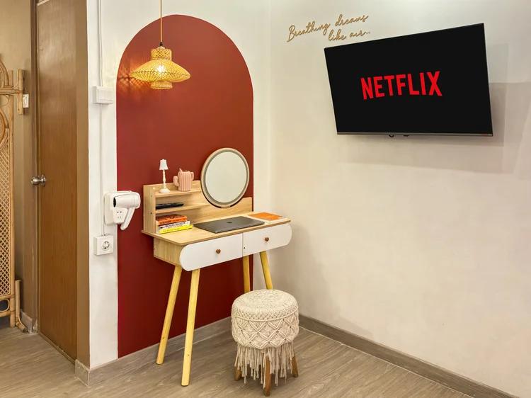 Ankara: Dressing table with a round mirror, and a TV with Netflix on the wall.
