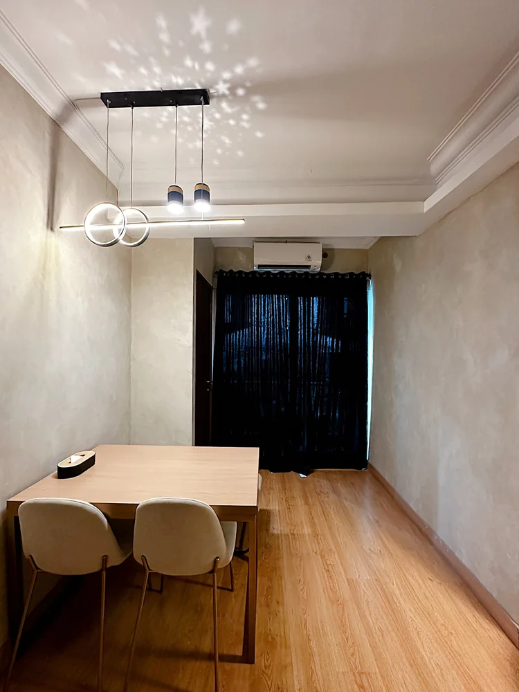 Amalfi: Dining table under a pendant lamp, for breakfast together or a bit of work.