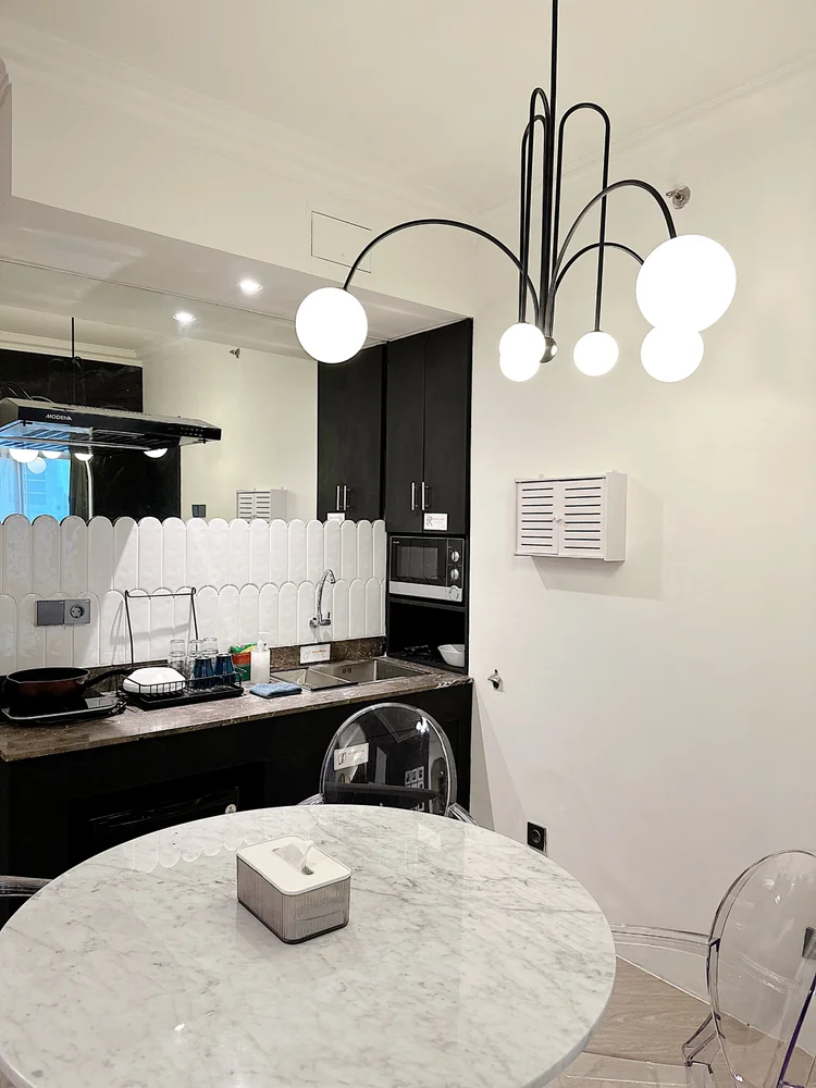 Los Angeles: An open kitchen with sleek dark cabinetry, ready to cook your own meals in Los Angeles.
