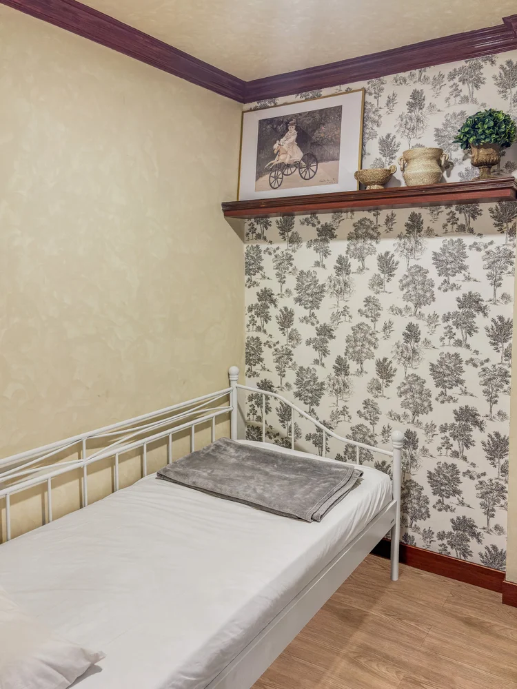 Kensington: A bedroom with a day bed, good for one guest who wants a room to themselves.