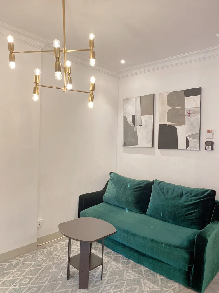 Budapest: Hosting since 2020, Airbnb Superhost, thousands of guests.
