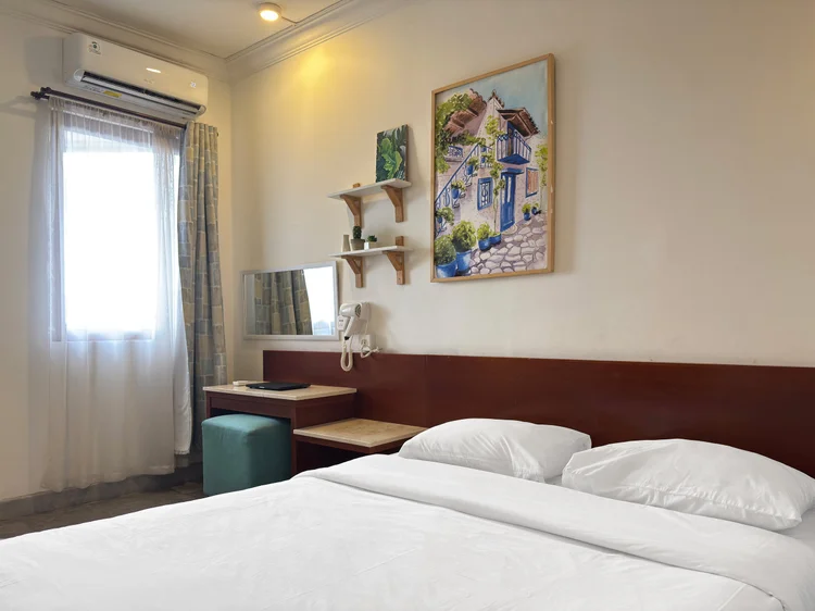 Santorini: The same bedroom from the other side: AC, window and dressing table.