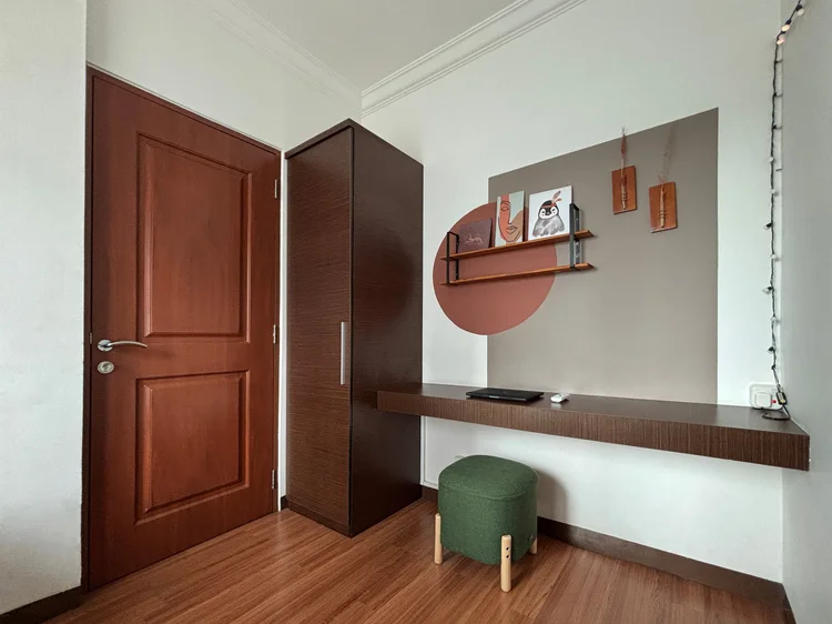 Namibia: Dressing table with a shelf and round stool, plus the room's own wardrobe.