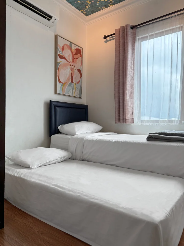 Beverly: Sliding single beds: keep them apart for two, or push them together as one.