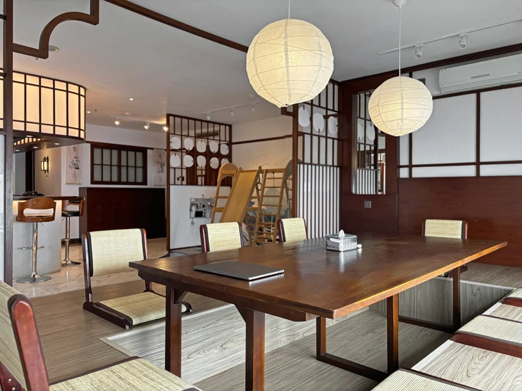 Okinawa: A low dining table that seats 8, room for the whole group to eat together.