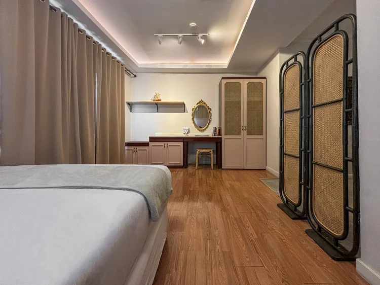 Batavia: Dressing table and wardrobe at the foot of the bed, behind the rattan screen.