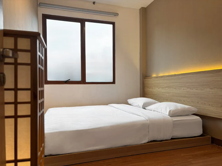 Nagoya: Another bedroom with a queen bed and shoji screen, white sheets as standard.