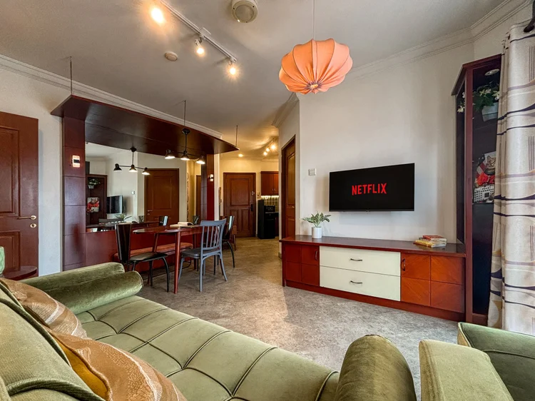 Chicago: Living room with a smart TV on Netflix and an orange pendant lamp, opening to the dining area.