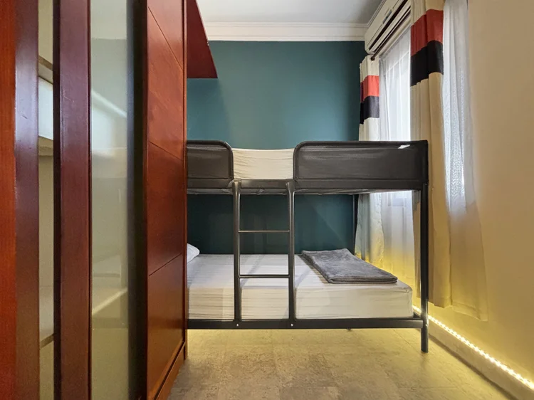 Chicago: Second bedroom: a bunk bed for two, with its own AC.