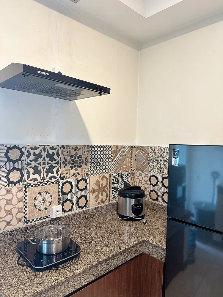 Amalfi: Induction stove with a cooker hood and a double-door fridge; just bring the groceries.