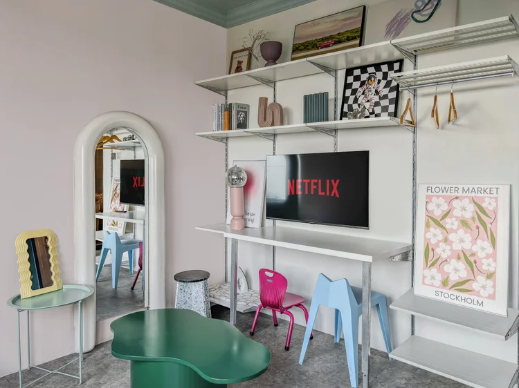 Vancouver: Smart TV with Netflix and wall shelves, an arched mirror beside them.