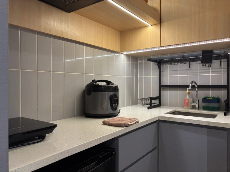 Den Haag: Rice cooker and kitchen sink, enough to cook your own meals.