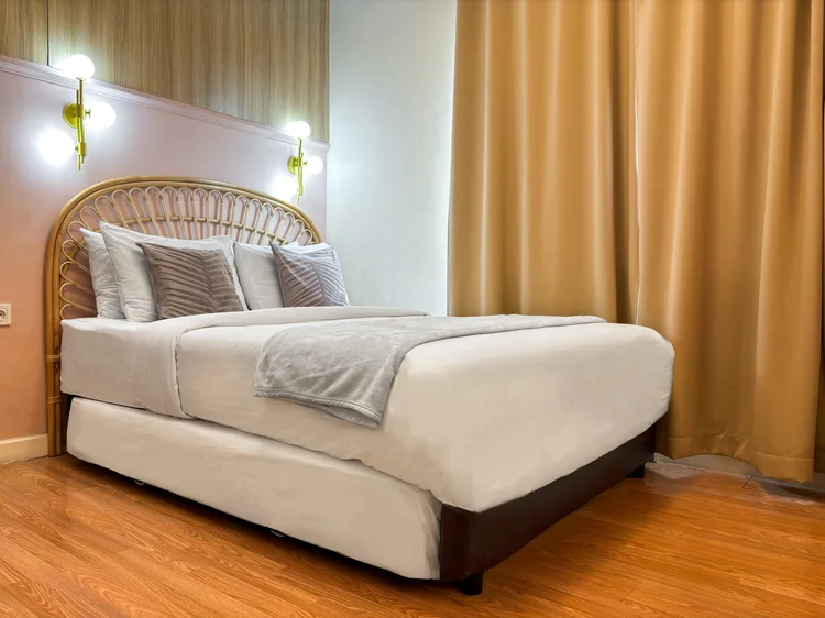 Batavia: White sheets on every bed, the same standard in all our units.