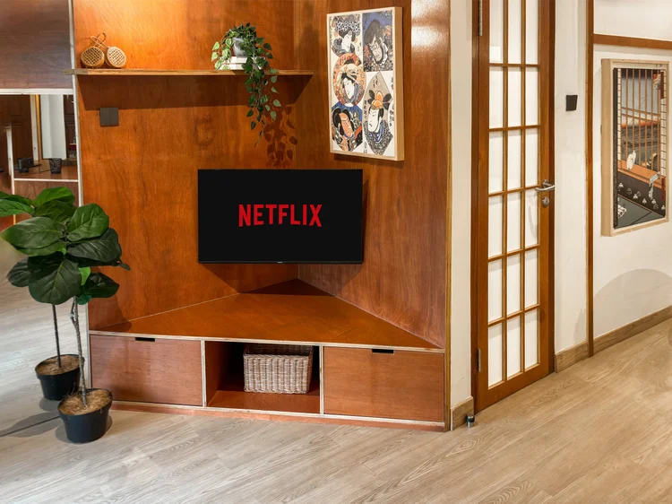 Kanazawa: The TV corner with ukiyo-e prints and a plant, an Edo feel in 38 sqm.