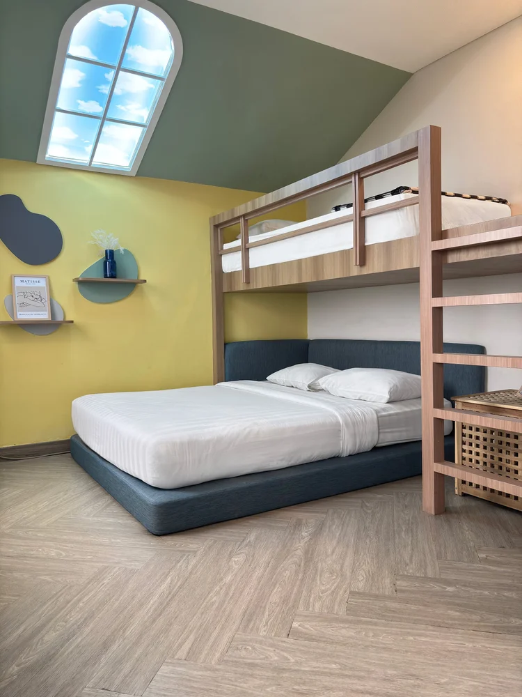 Seoul: A bedroom with a queen bed plus a bunk above it, sleeping three.