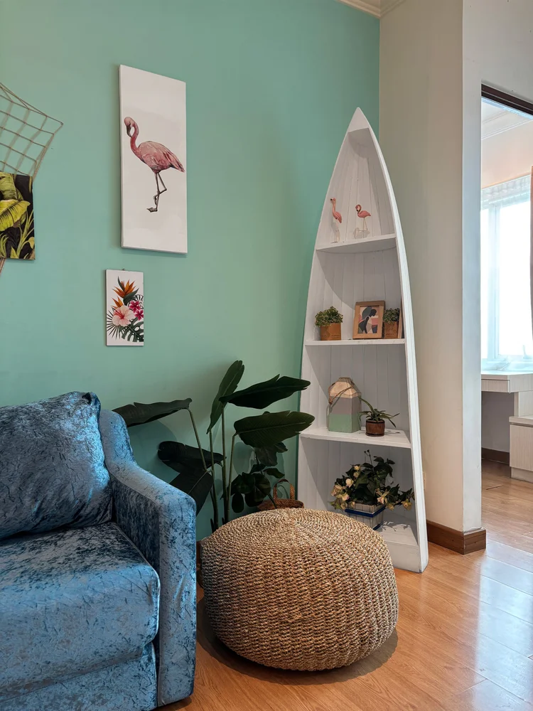 Honolulu: Boat-shaped shelf and a woven pouf: the Honolulu theme runs into the details.