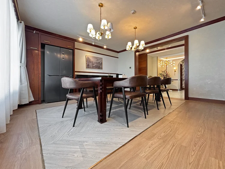 Kensington: A dining table for 8, enough for one big family to eat together.