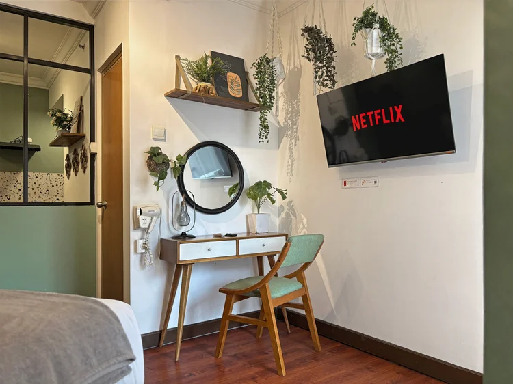Panama: Dressing table with a round mirror, and a TV with Netflix facing the bed.