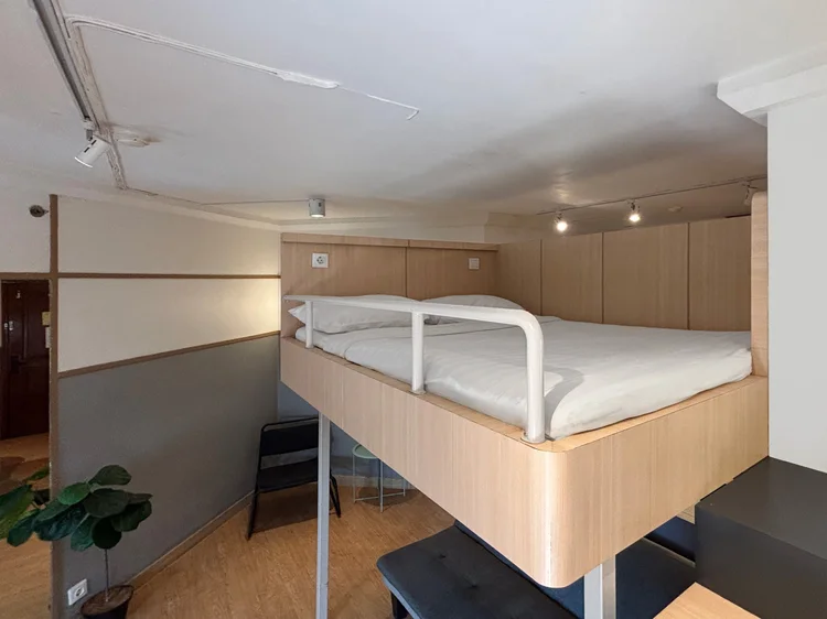 Den Haag: The sofa bed beneath the loft bed: two sleeping spots in one studio.