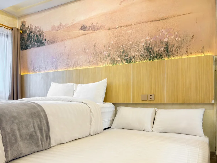 Adelaide: White sheets on the sliding small double bed, the same standard in all our units.