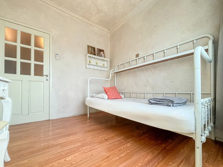 Bordeaux: A room of its own for the third guest, with a dressing table too.