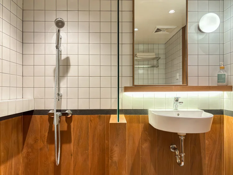 Shizuoka: A bathroom with a hot shower and white tiles.