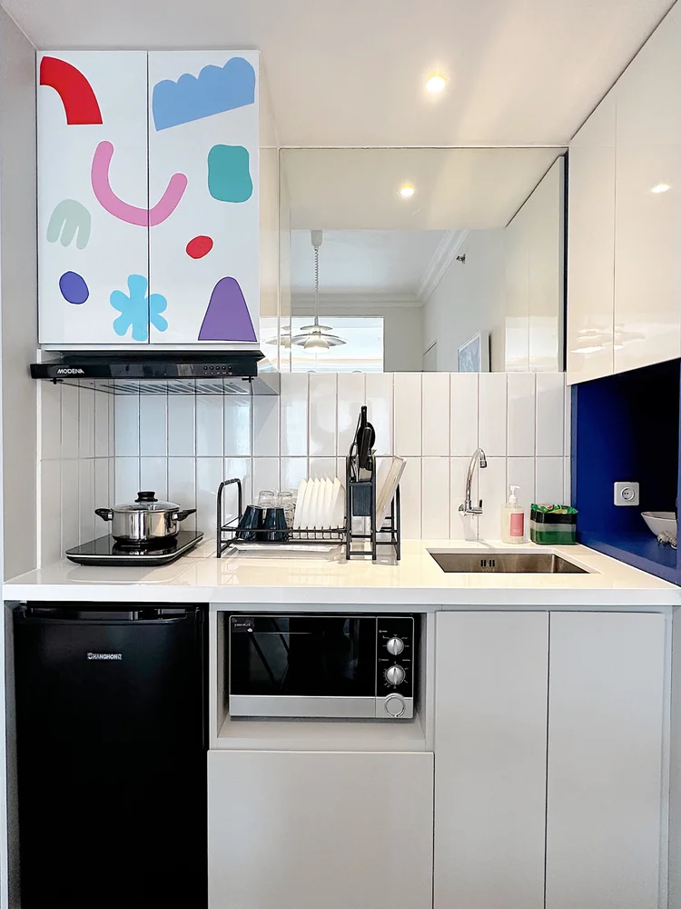Jeju: A stove, sink and microwave, everything ready to cook without hassle.