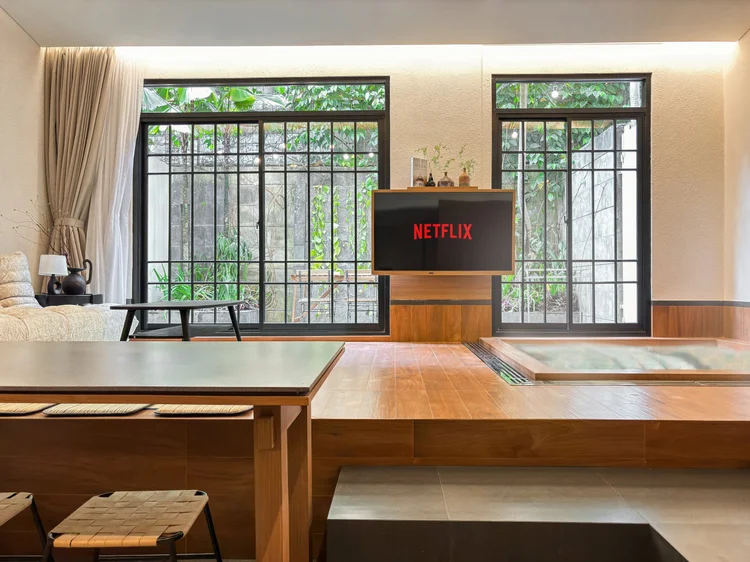 Shizuoka: The ofuro filled, a Japanese soaking bath at the edge of the living room.