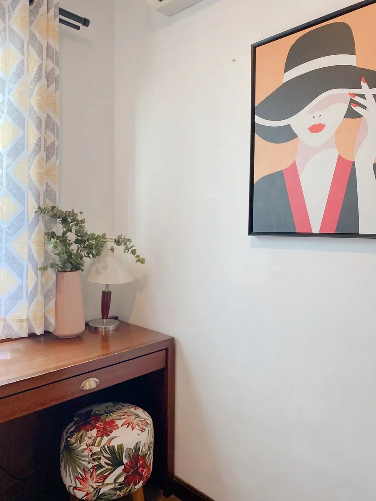 Palermo: Dressing table with a lamp and a print, a small corner for getting ready.