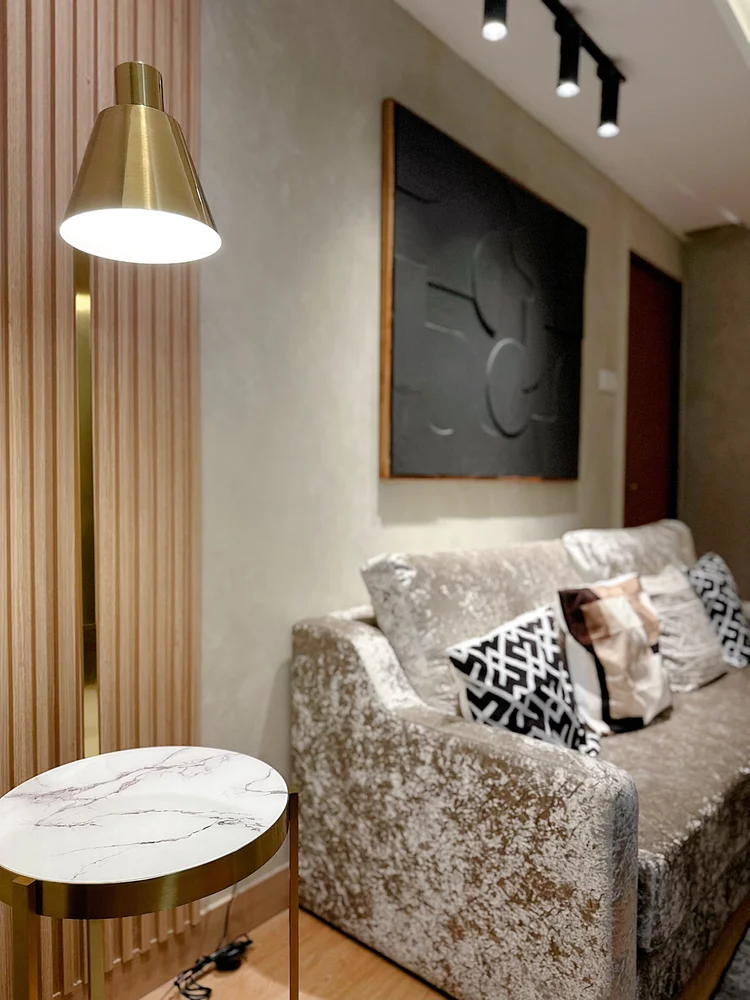Amalfi: Sofa corner with a side table and floor lamp, for a quiet evening in.