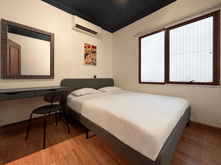 Kyoto: A dressing table and mirror in this bedroom, plus its own air conditioner.