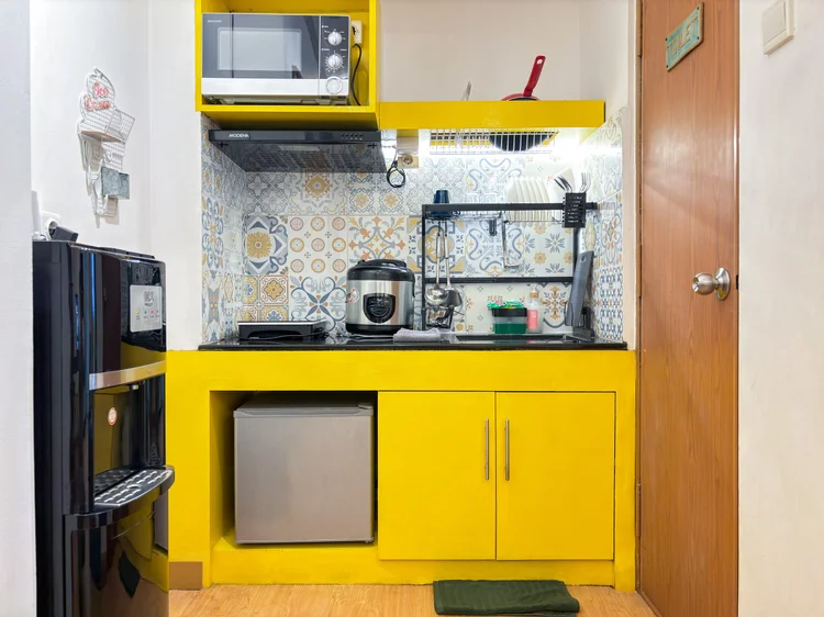 St. Tropez: Open kitchen: induction stove, microwave, rice cooker, fridge and a dispenser with a spare water gallon.