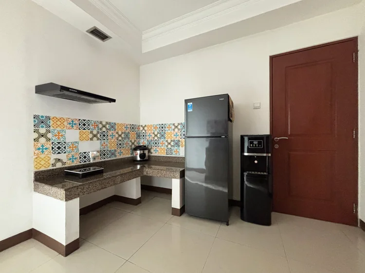 Namibia: Induction stove, double-door fridge and a water dispenser with a spare gallon.