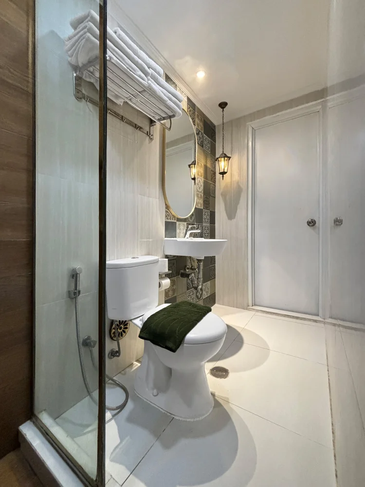 Florence: Towels, soap and shampoo already in the bathroom, the same in every unit.